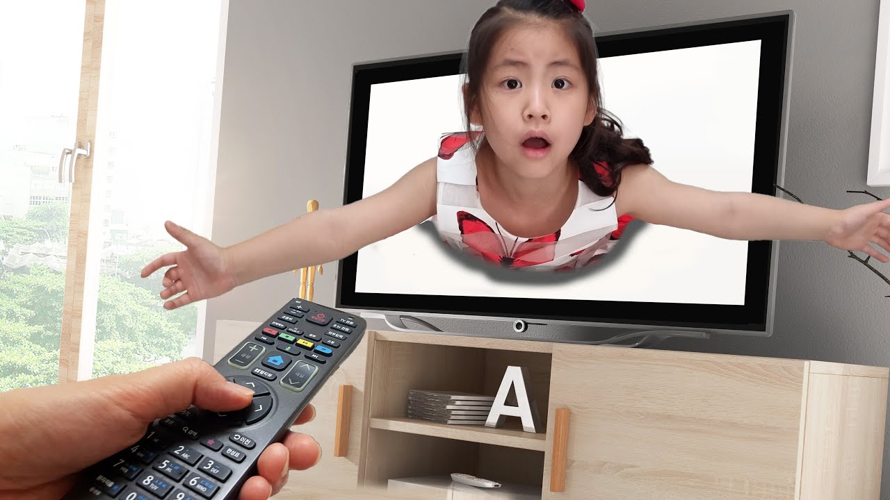 TV에 들어간다고? 서은이의 텔레비전 속 세상 이야기 리모컨 정지 놀이 Playing with TV Remote