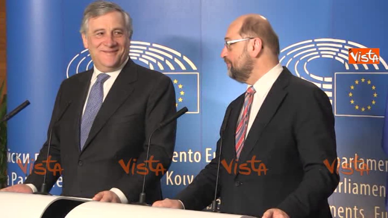 Schulz scherza con Tajani su Berlusconi: 