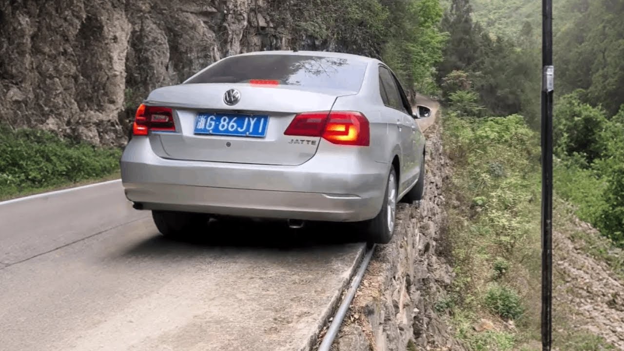 How to pass a car on a narrow road or cliff