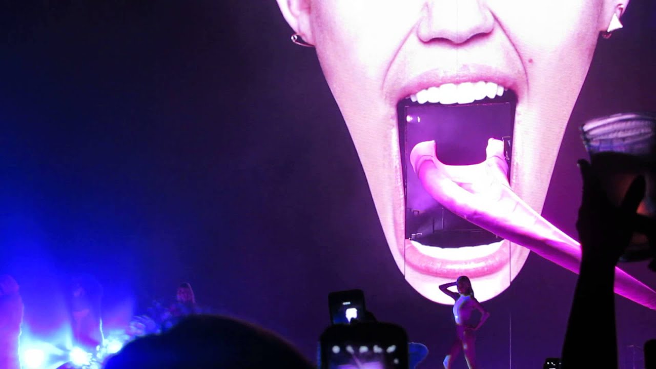 Miley Cyrus - SMS Bangerz HD - Bangerz Tour in St. Louis