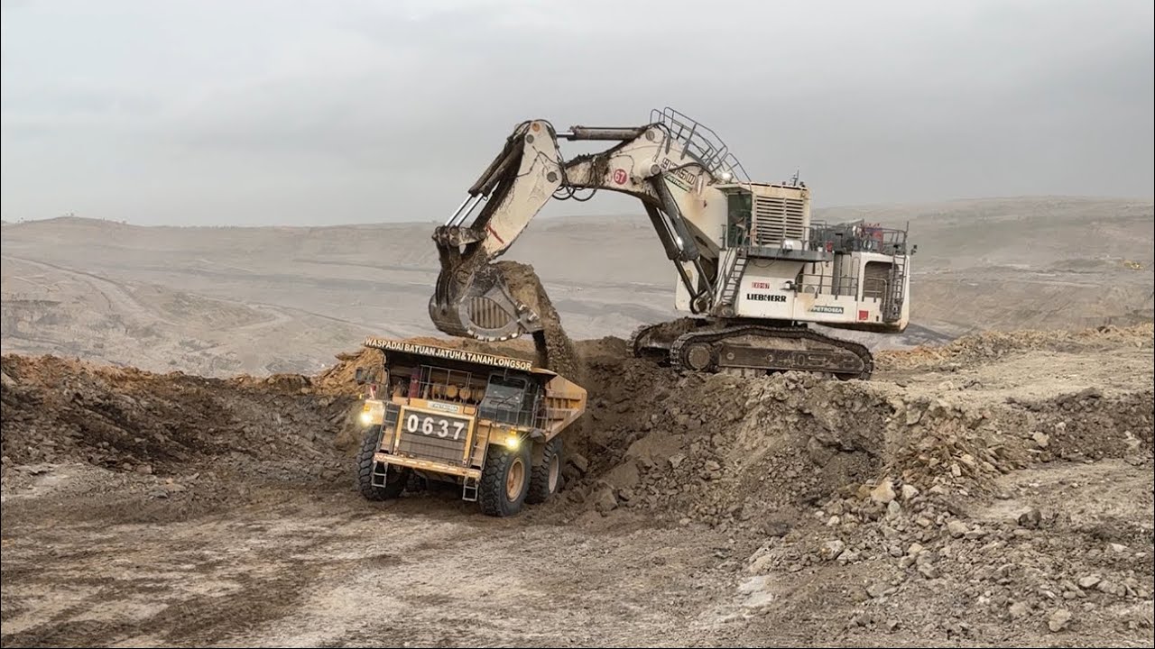 Liebherr 9350 Hidraulic excavator Loading Caterpillar 777D truck