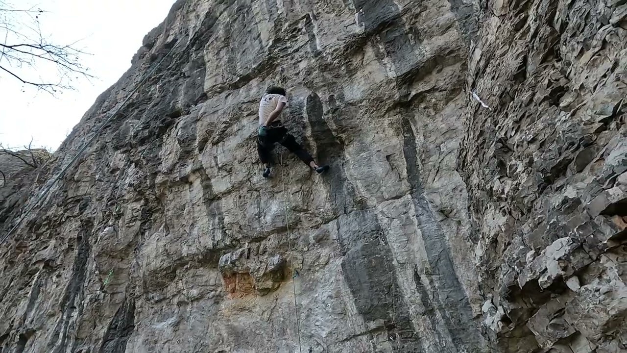 Lenni vagy nem lenni 7c, Pereții Gri, Șuncuiuș