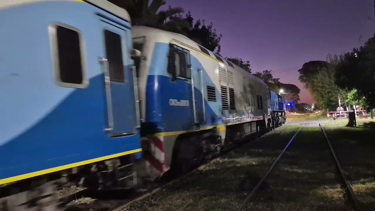 Dejando atrás Estación Mercedes P Tren rumbo a Junin con la Clásica Locomotora EMD G22W A715 Titular