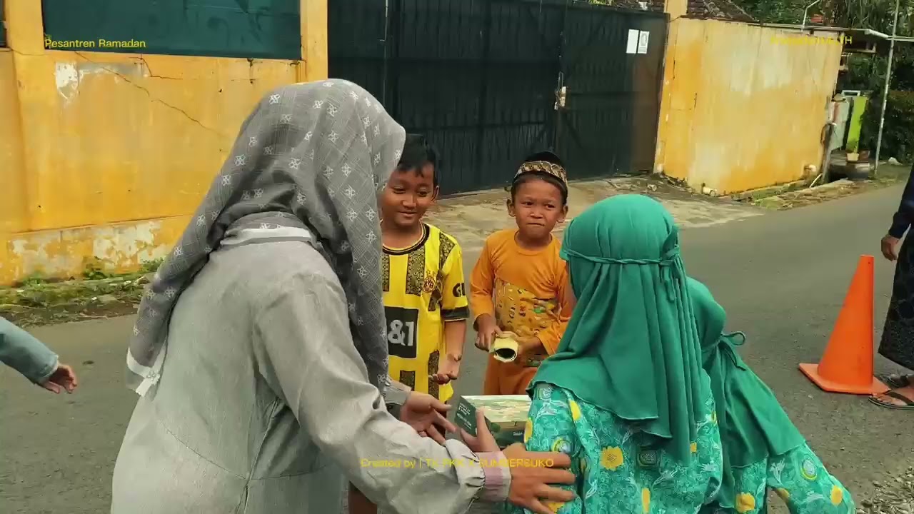 Bagi-bagi takjil TK PKK X SUMBERSUKO 