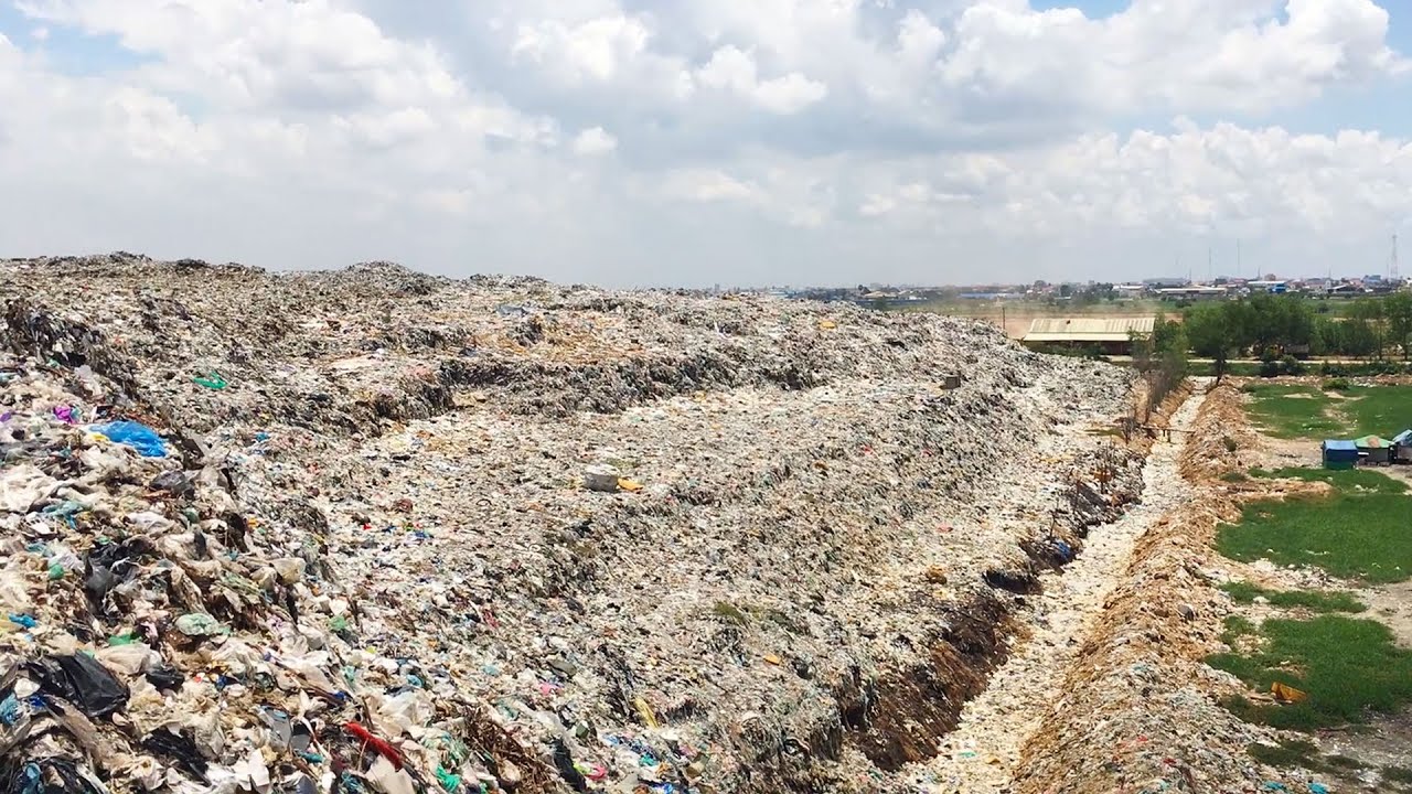 Mountains of money on a landfill in Cambodia #storyhopper