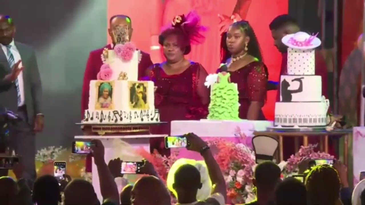 Церемония разрезания праздничного торта в честь 50-летия Чиомы Хесуса пастором (доктором) Ифеомой...