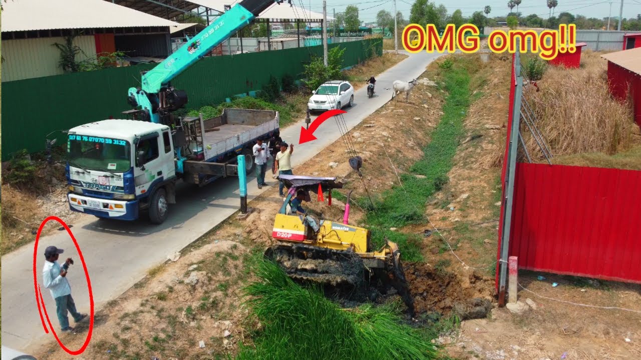 WOW Omg!! Dozer KOMATSU launches first plan,slips into ditch,Stuck in the mud rescued by 10Ton Crane