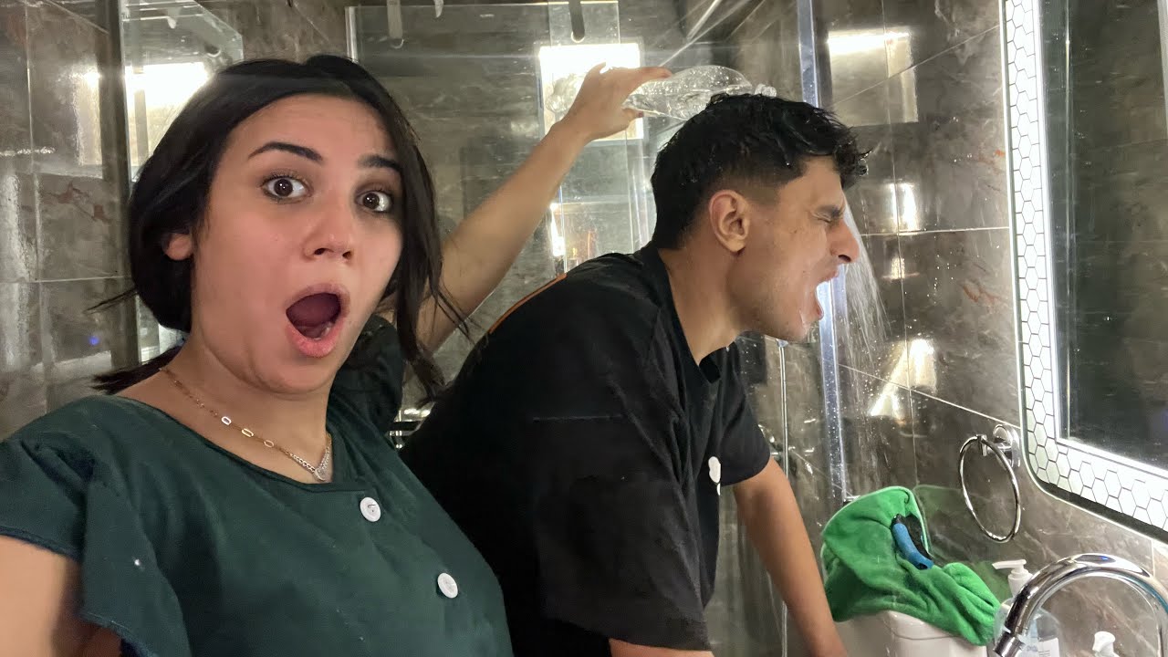 غرقت اخويا بمياه ساقعة وهو لسة صاحى من النوم😱😂