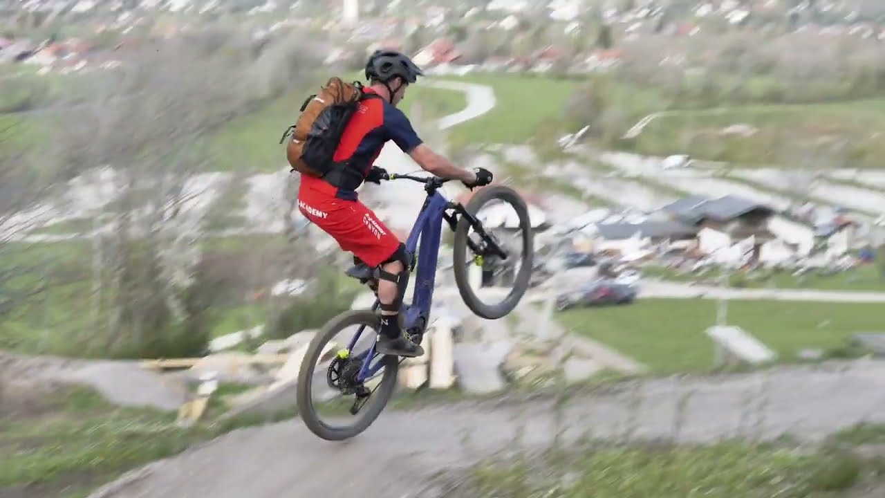 Springen mit dem E Bike.
