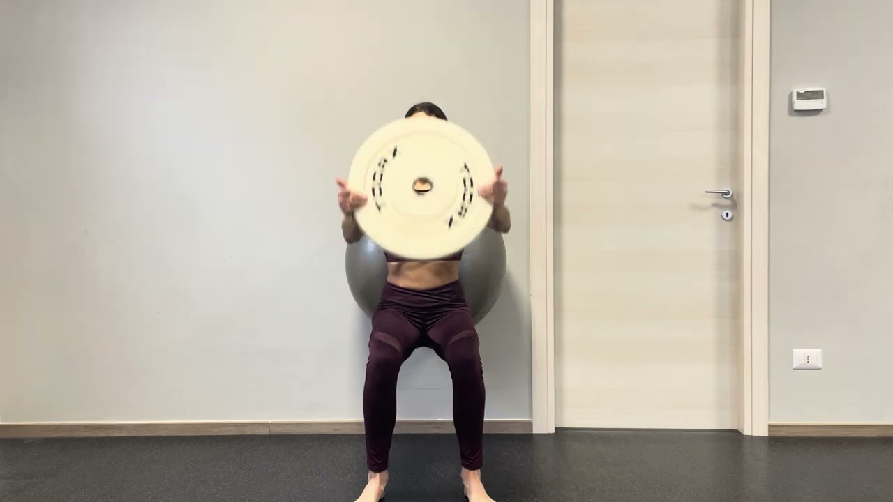 Squat iso swissball più elevazione braccia
