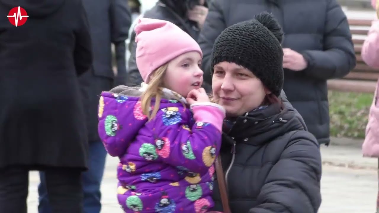 Hojne zaplneným novodubnickým námestím opäť rozvoniavala kapustnica a zneli koledy 24.12.2025