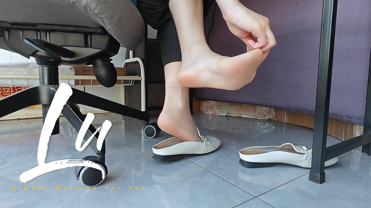 So embarrassing, my feet sweat too much… want to be the one who “suffers”?