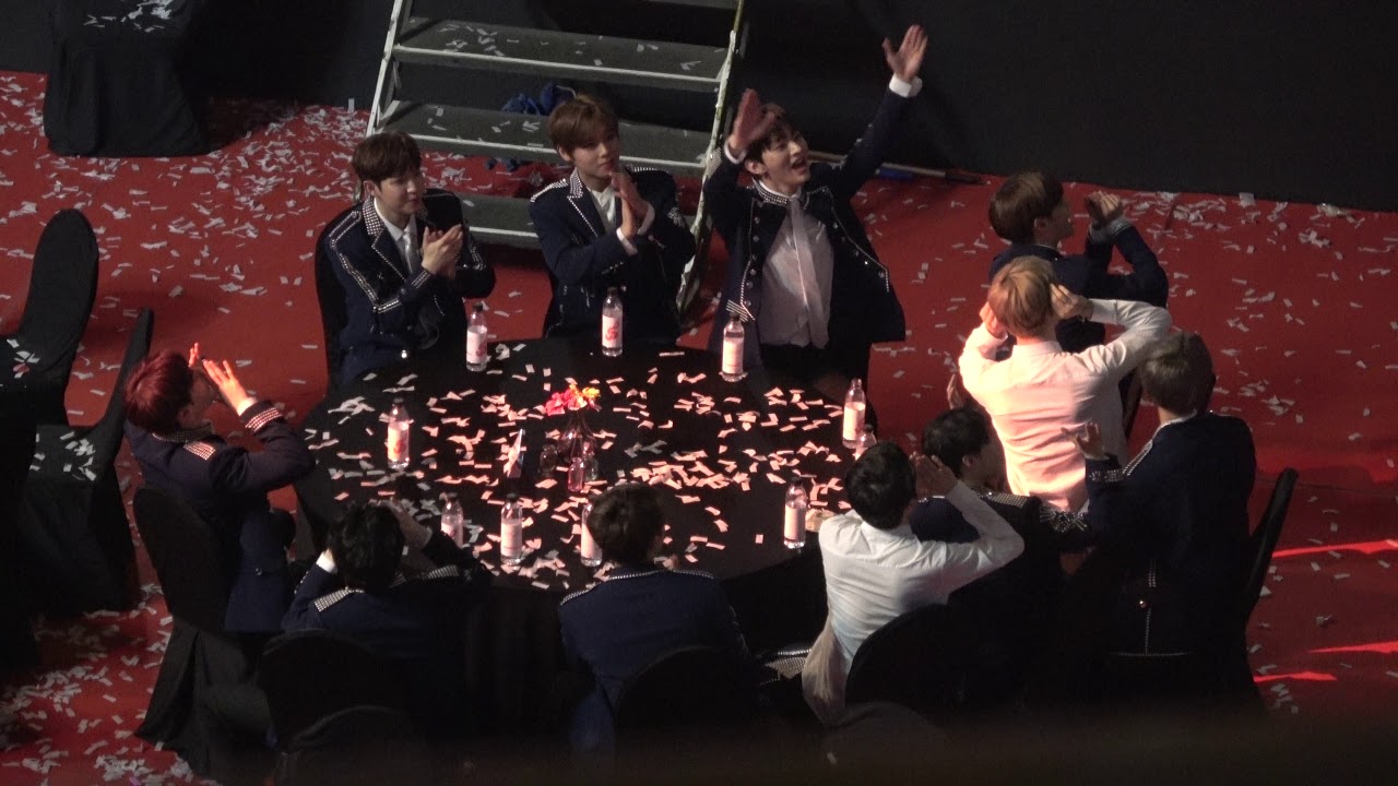 180214 가온차트 시상식 - 팬들이랑 사랑해 외치고 하트 날리는 워너원 Wanna One