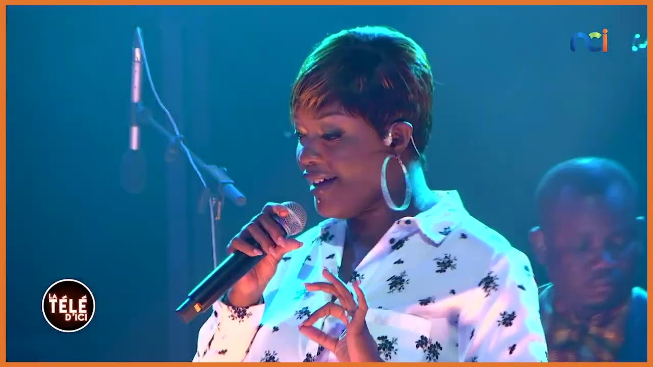Shan'l en prestation live sur la scène de La Télé d'Ici
