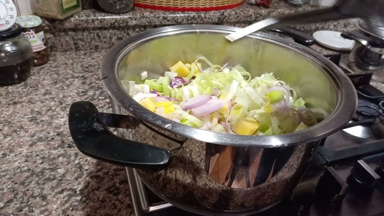 Zuppa di porri, patate e cipolle gratinata al forno (videoricetta n. 1173)
