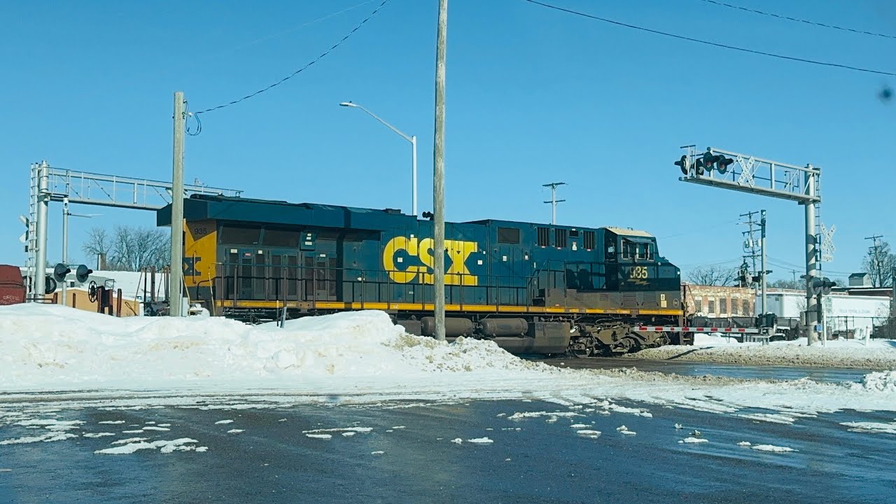 CSX 935 (SOLO) w/K5HL Horn Leads 87 car L303-31 at Lunchtime in Grand Rapids, MI | 01/31/26