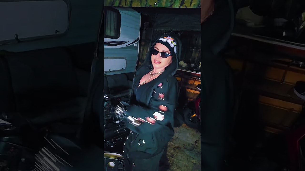 Llamen a la policia  cancion inedita la yalo