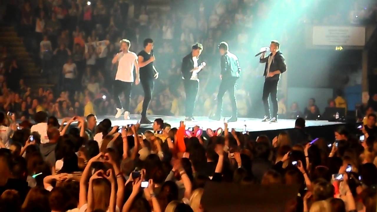 One Direction Singing Happy Birthday to Paul in Nottingham 16.04.13