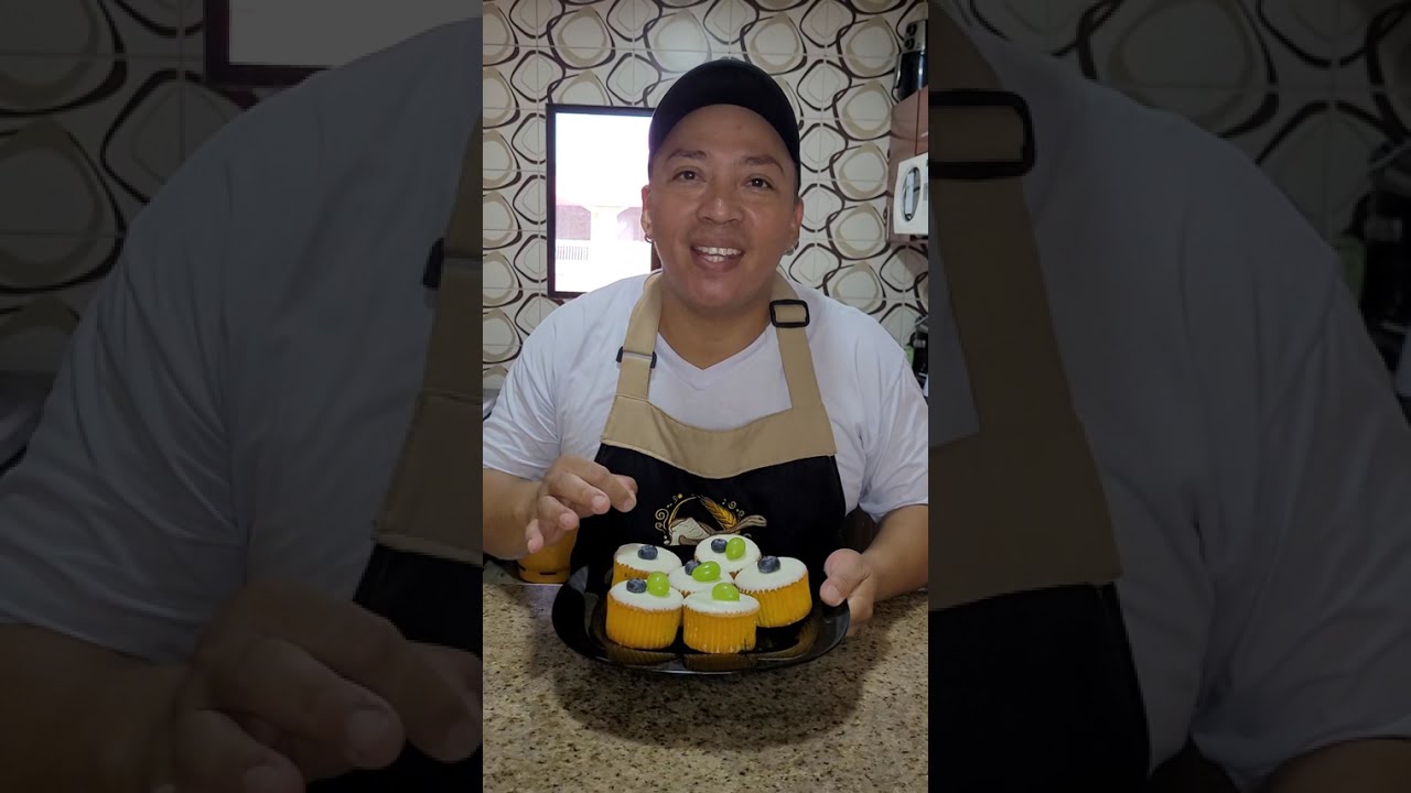 CUPCAKE DE ARÁNDANOS GLASEADO CON CHOCOLATE BLANCO