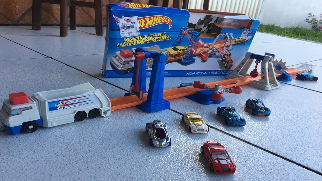 A PISTA HOT WHEELS COM VÁRIOS OBSTÁCULOS MALUCOS. OS CARRINHOS ATRAVESSARAM?!
