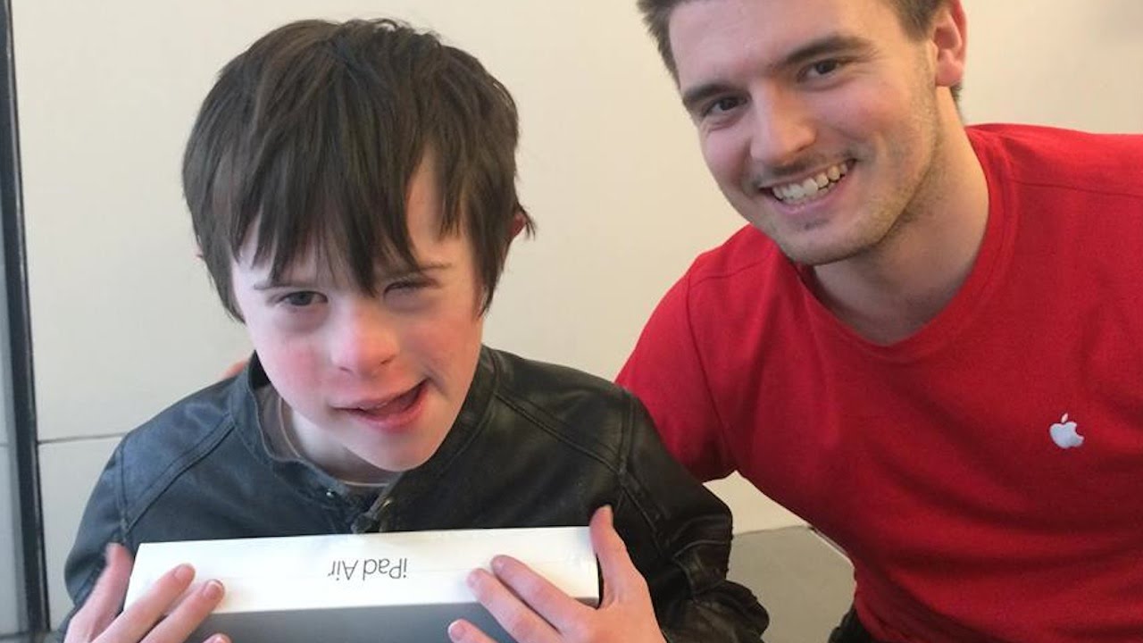 Inspiring Apple Employee Helps Special Needs Kid | What's Trending Now