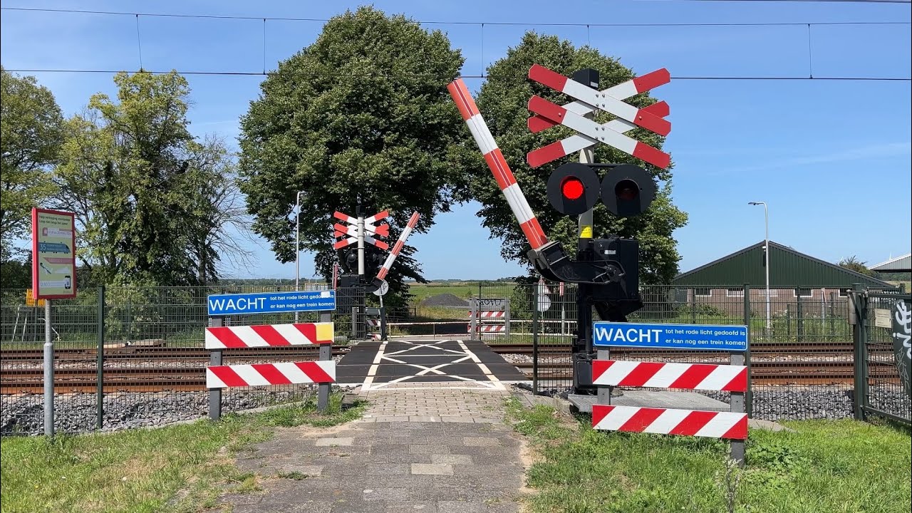 Spoorwegovergang Halfweg-Zwanenburg // Dutch Railroad Crossing