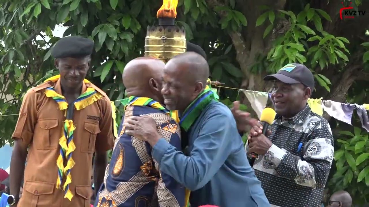 Mkuu wa wilaya ya Kaskazini B  Mhe: Hamid Seif Said ameupokea Mwenge wa Uhuru na kuukimbiza