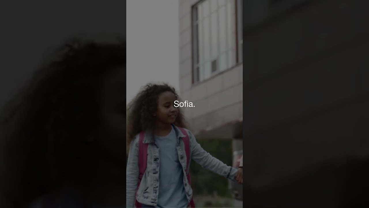 una cassiera aiuta una bambina con un gesto meraviglioso