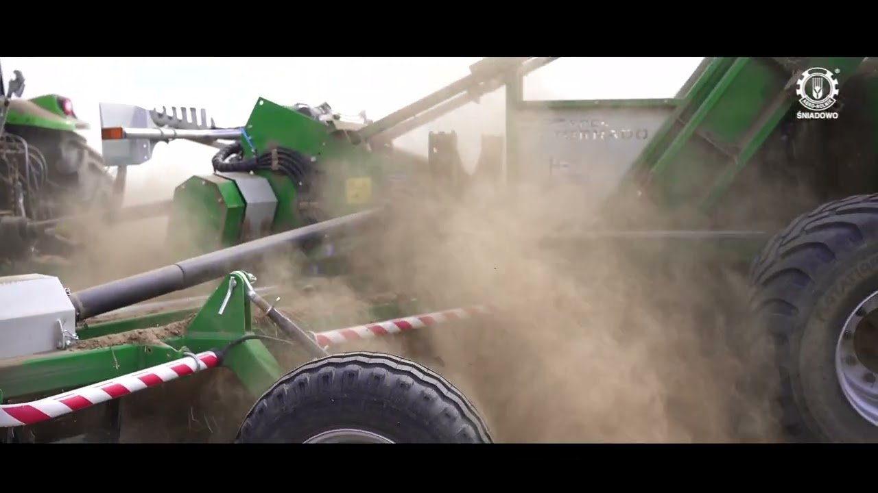 AGRONIC Zbieracz kamieni przy pracy