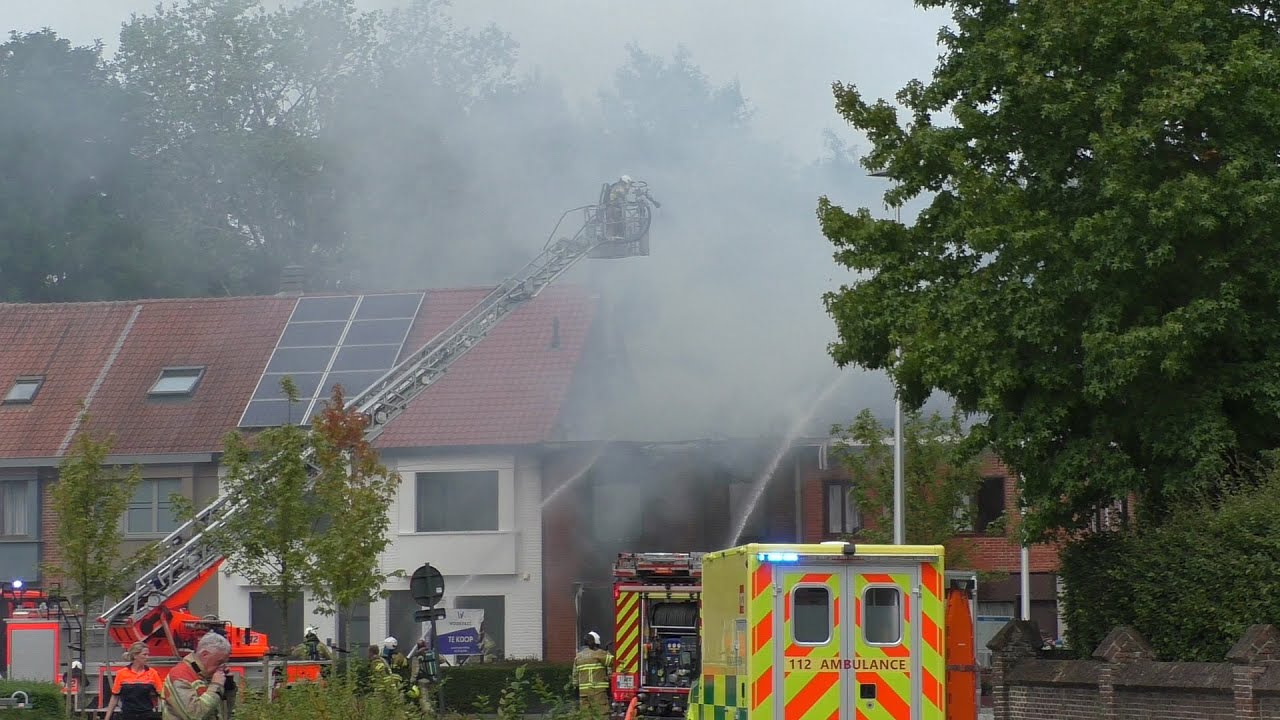 [Primeurs] Woning uitgebrand na gasexplosie in Lokeren, hulpdiensten rukken groots uit