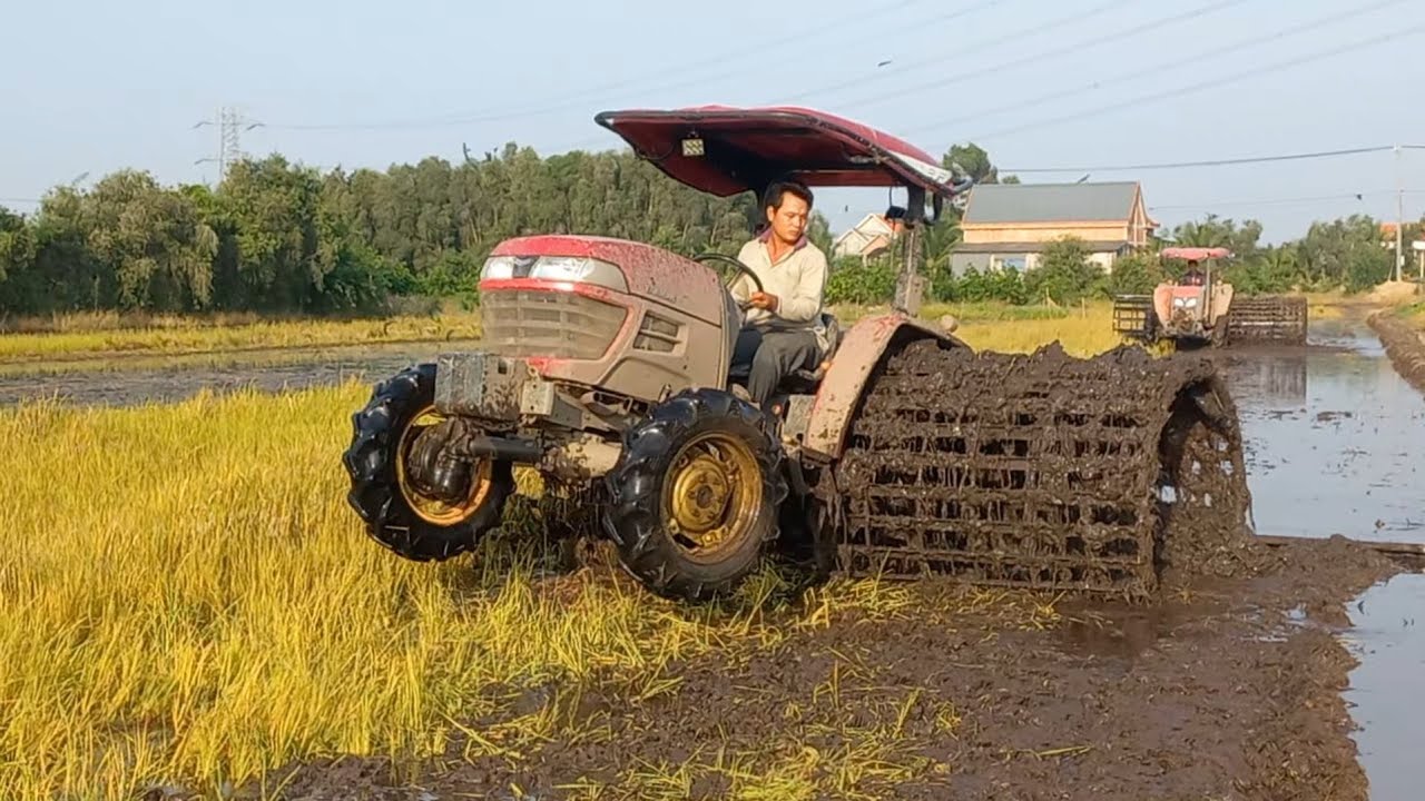 cảnh 3 máy xới chạy trên ruộng lầy