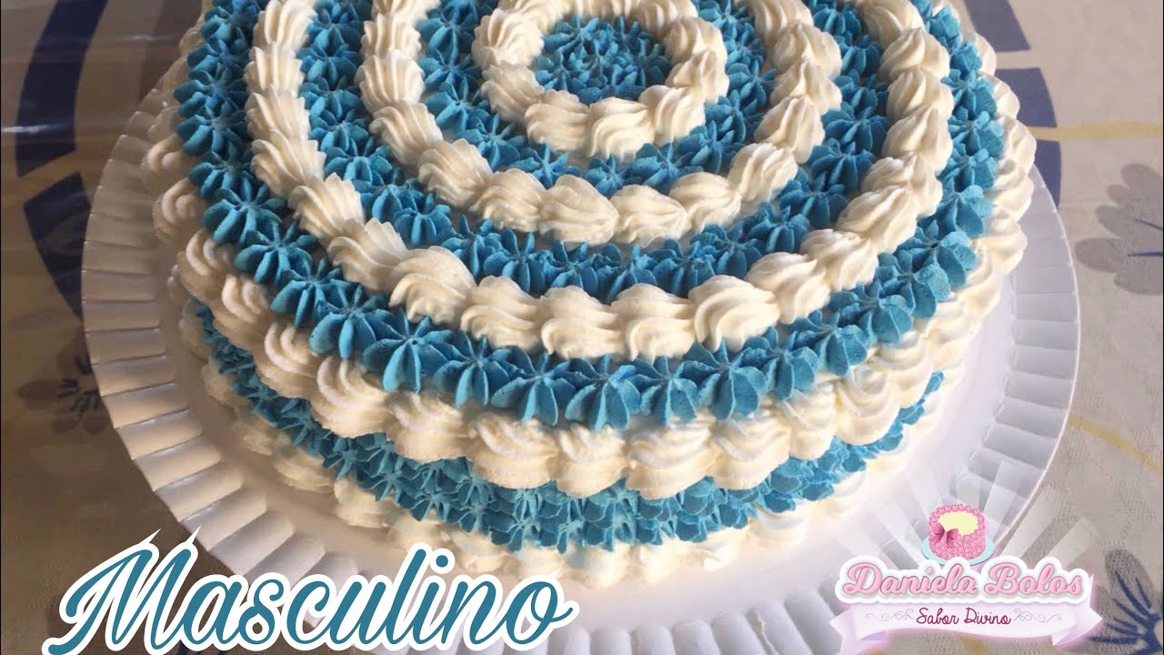 Confeitando bolo masculino