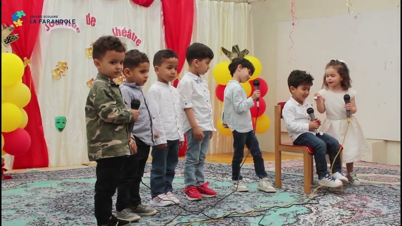 Les enfants de la maternelle dévoilent leur talent sur scène à l'occasion de la journée de théâtre.