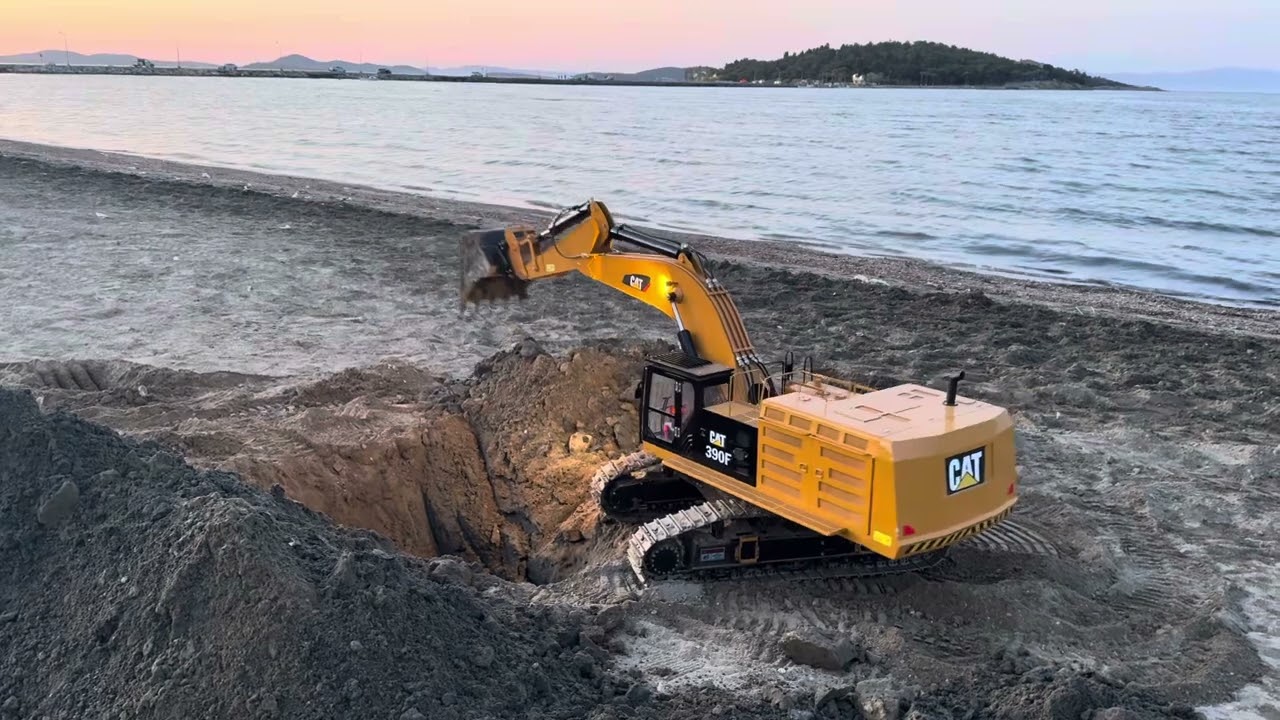 1:8 CAT 390F RC HYDRAULIC EXCAVATOR