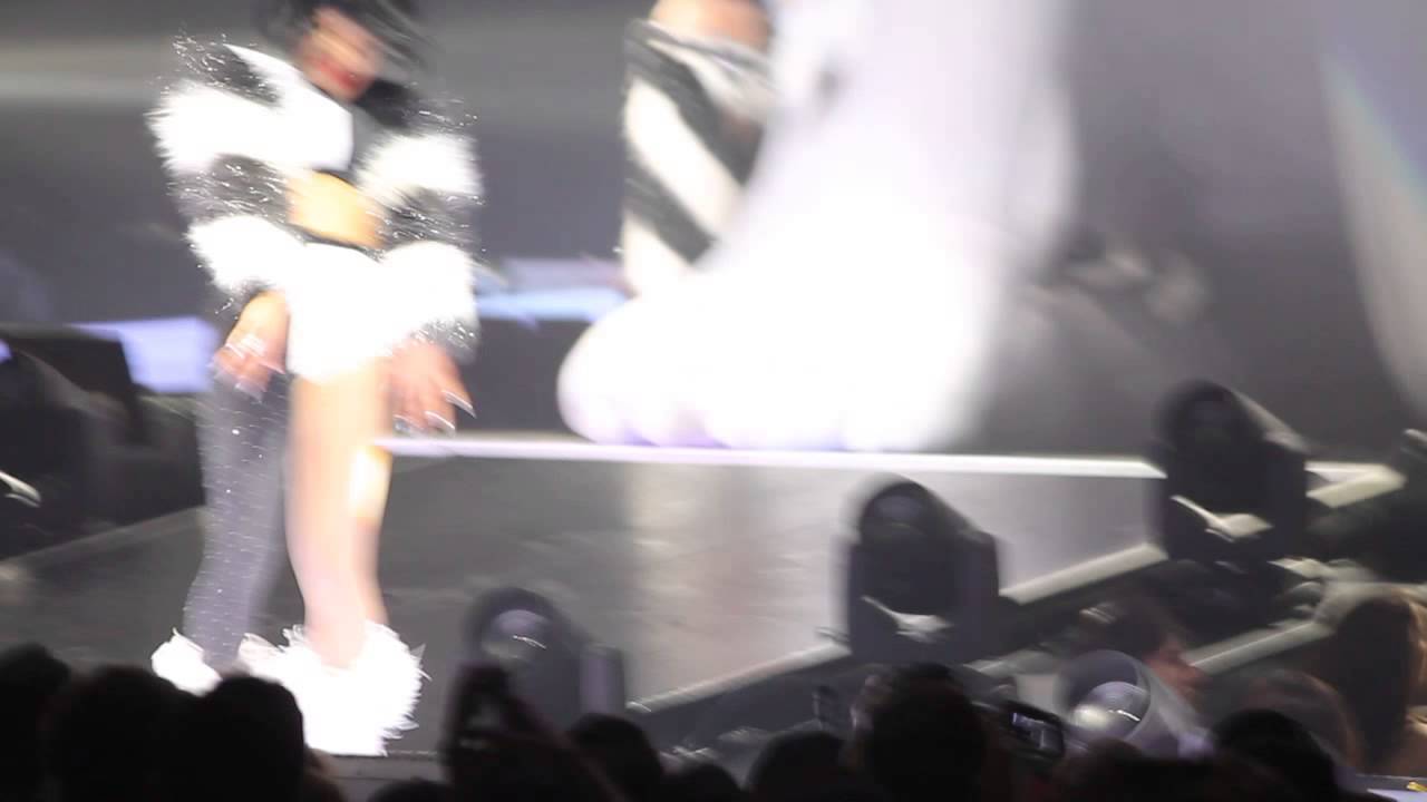 Miley Cyrus crying while singing Cant Be Tamed in boston 4-2-14