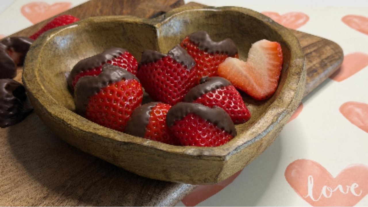 Easy Chocolate-Dipped Strawberries | Perfect Valentine’s Day Treat