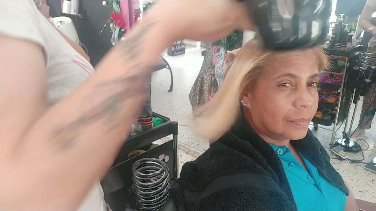 Pasando blower con peine y cepillo