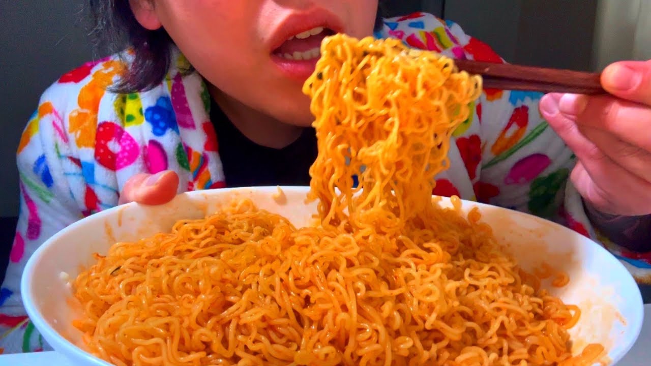 EATING spicy bulldak noodles MUKBANG