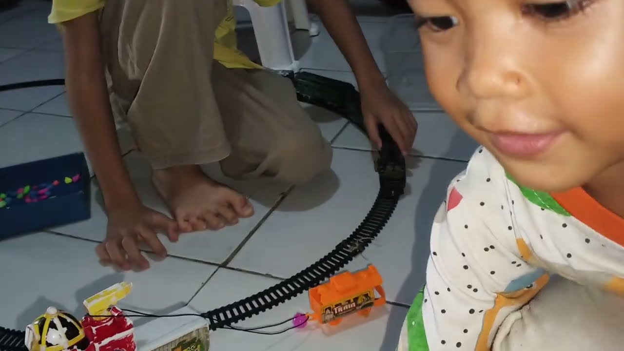 Bermain mainan kereta api bersama aa dan dede