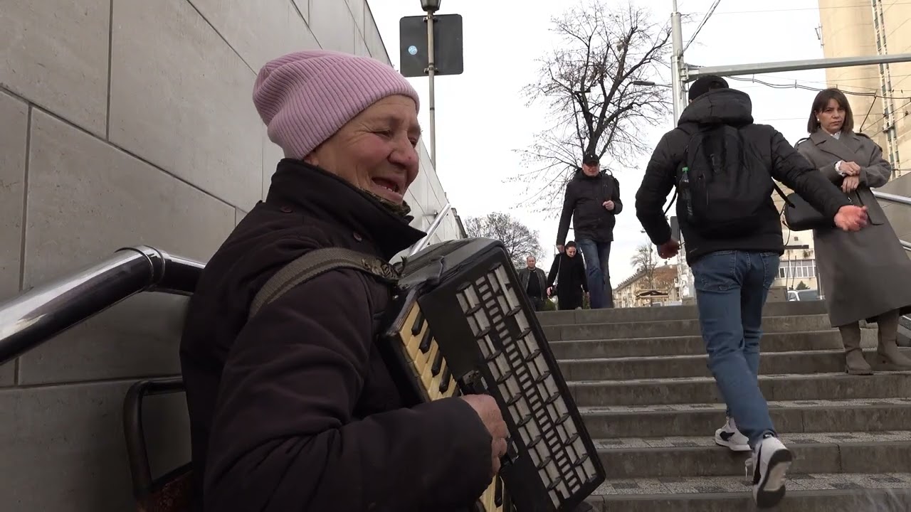 O cantareata canta in strada_te strange-n piept _MARTOR OCULAR