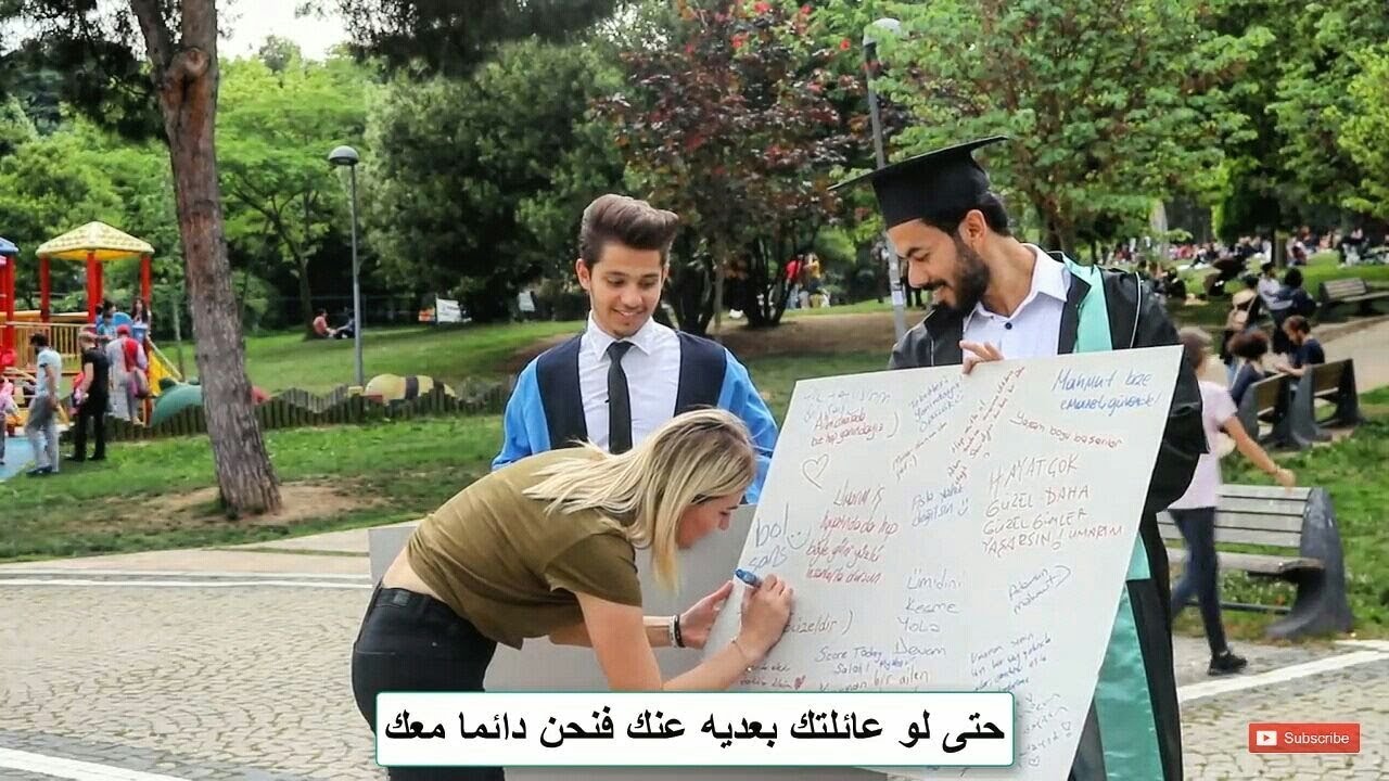 طالب عربي بتركيا كتب علي لوحة تخرجت من الجامعه بعيدا عن أهلي شاهد تعاطف الناس معه