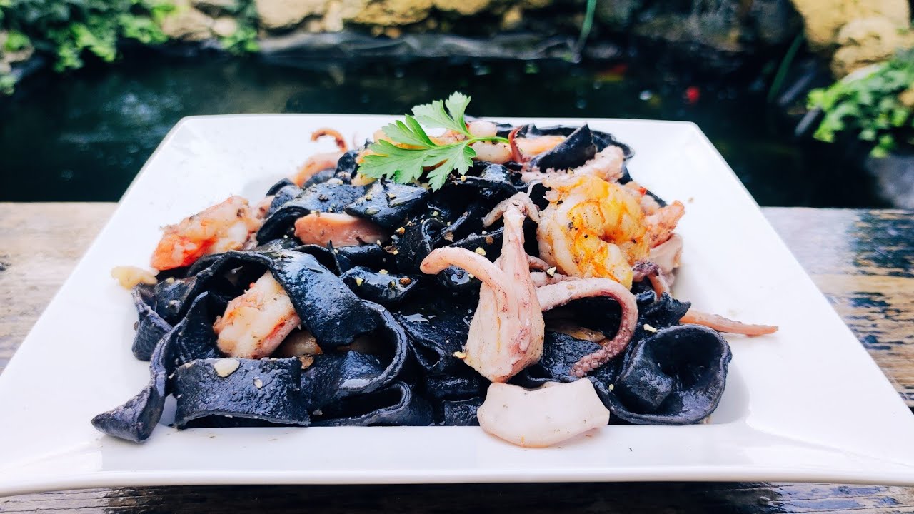 Paste cu cerneală de sepie și fructe de mare.Am incercat sa reproduc reteta din Malta.