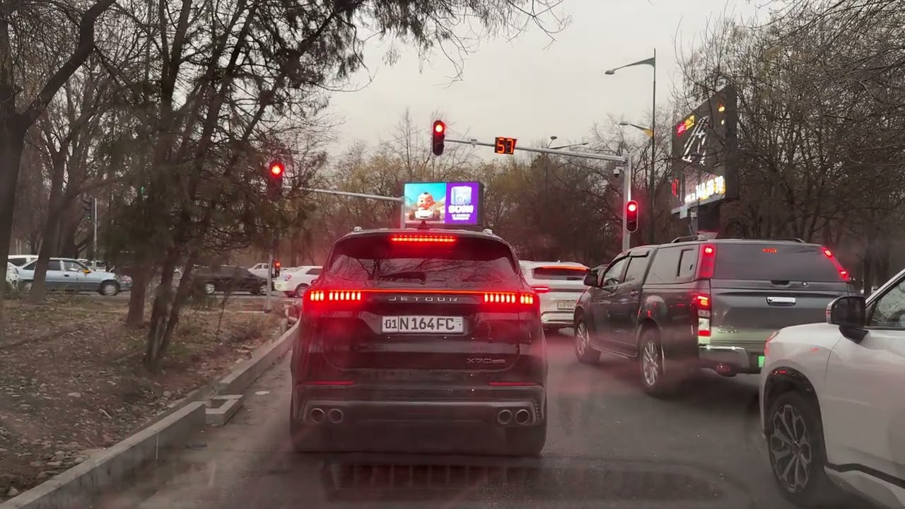 🌆 Вечерний Ташкент — три красных, но путь домой всё равно в кайф 🚦📻