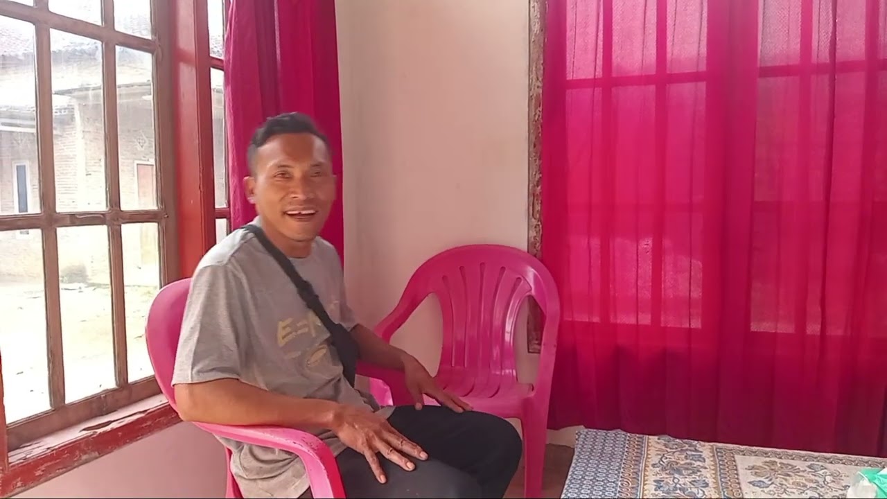 Rusdi sedang memilih milih kambing. buat hari raya kurban