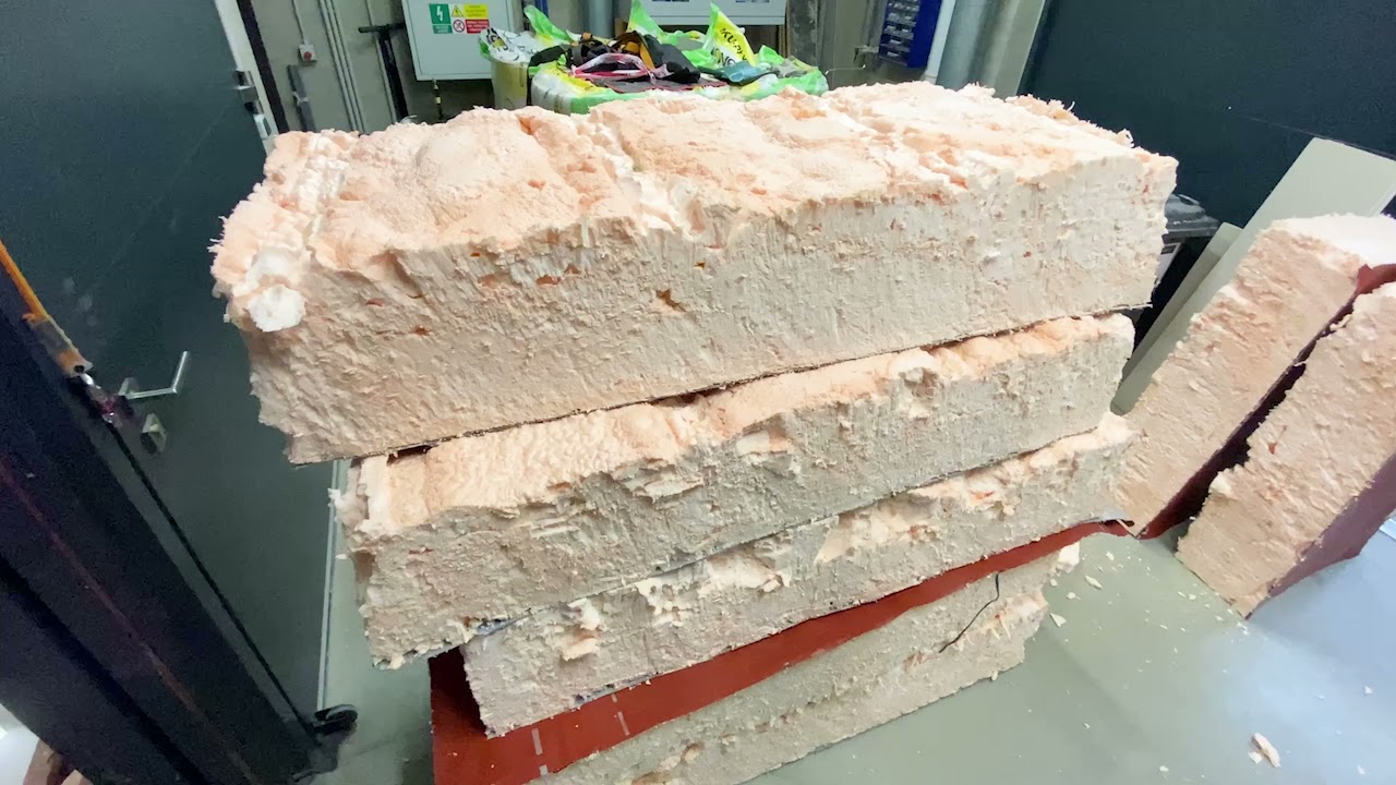 LABORATORNÍ TEST: Srovnání zateplení střechy PUR pěnou a minerální vatou, jaký izolant je lepší?