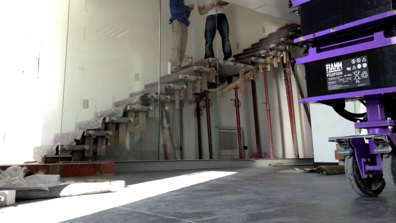 SCALA A SBALZO CON VETRO STRUTTURALE