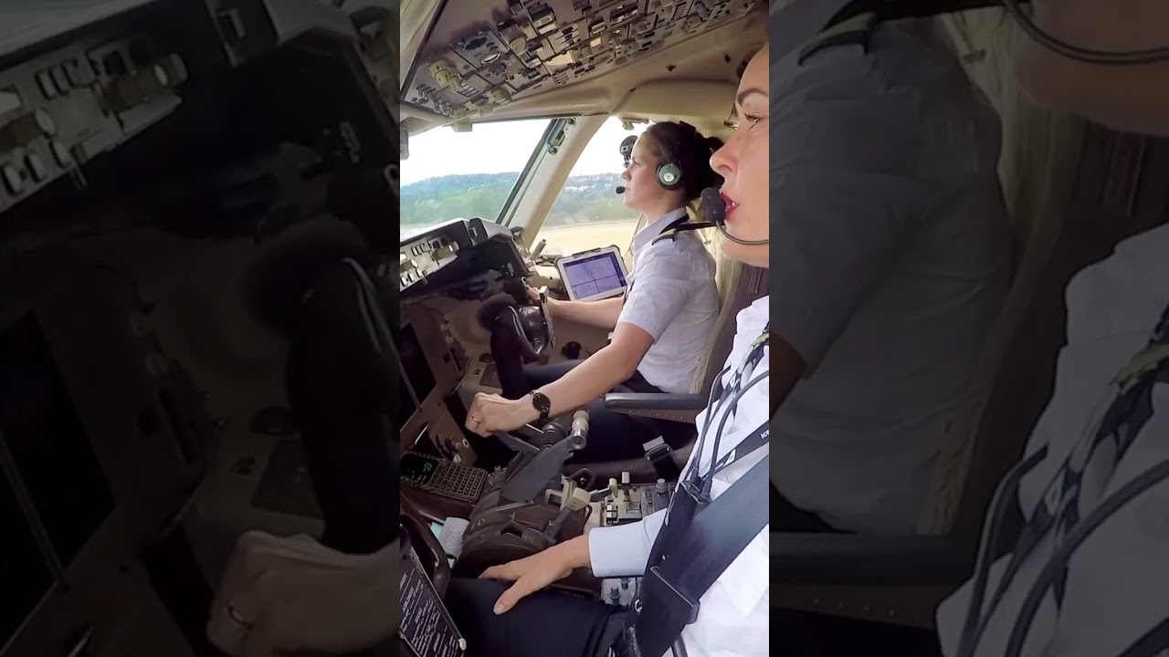👩🏻&zwj;✈️👩🏻&zwj;✈️Boeing landing in Seattle #aviation #pilot #boeing