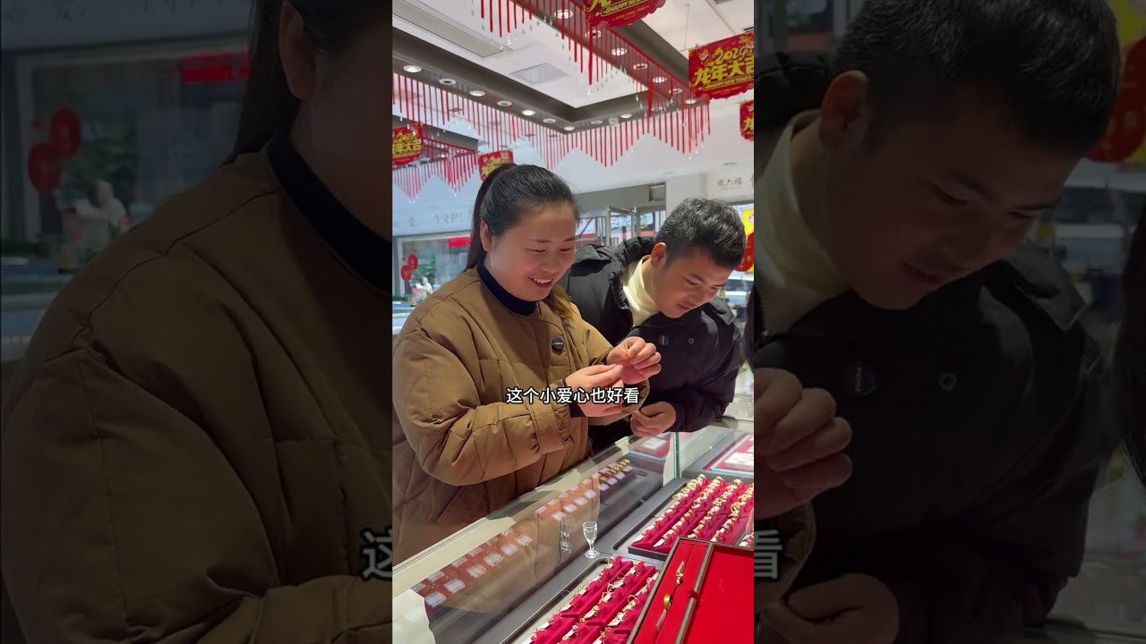 今天我和清植去选三金和礼服，清植给我挑的都是我喜欢的款式，还说要给我五金，我没舍得，买个戒指项链耳钉就足够了，而清植自己就挑了一个简单的戒指，最暖心的是店铺服务员给我们的仪式感，携手一生，寓意深远，