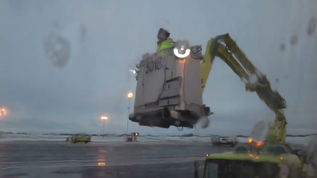 De-Ice Taxi & Take-off from Runway 07/25 - Mitsubishi CRJ900 - YOW Ottawa International Airport
