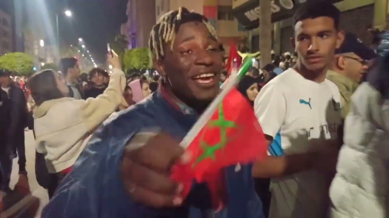 مهاجر افريقي بمكناس يحتفل بشكل هستيري بتأهل المنتخب ويصيح ديما مغرب ديما مكناس